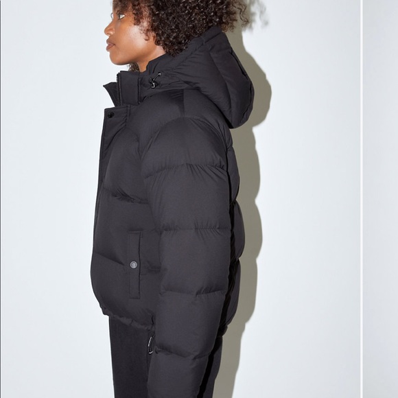 Aritzia Jackets & Blazers - TNA super puff shorty